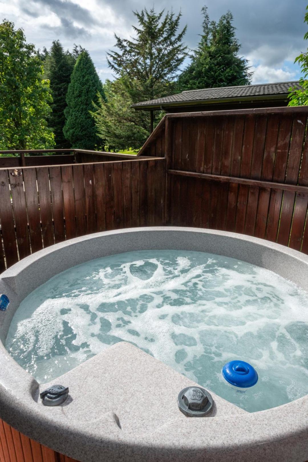 Chalet Bluebell 4 With Hot Tub